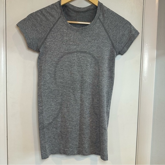 Lululemon Swiftly Tech Short Sleeve Shirt 2.0. Size: 2. Color: Gray. - Picture 1 of 4